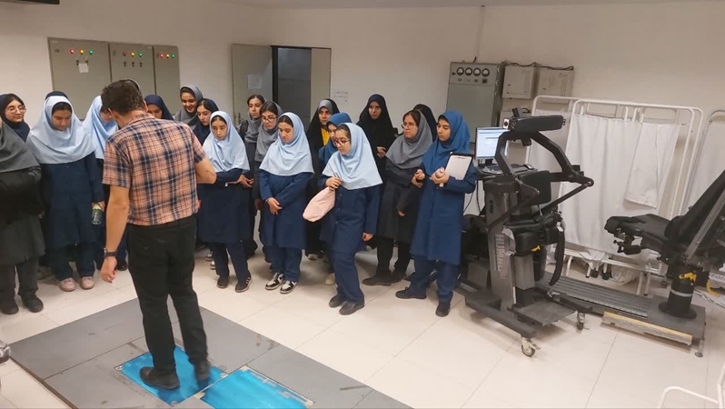 بازدید دانش آموزان دبیرستان تیزهوشان فرزانگان 4 تهران از آزمایشگاه جامع توانبخشی گروه آموزشی فیزیوتراپی